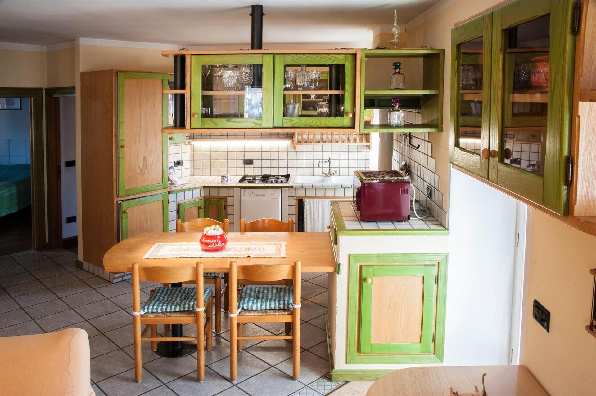 cucina con lavastoviglie e micronde