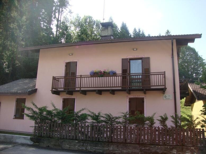 vista lato strada del piano terra e primo piano