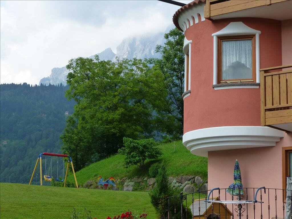 PARTICOLARE DELLA CASA E VISTA GIARDINO