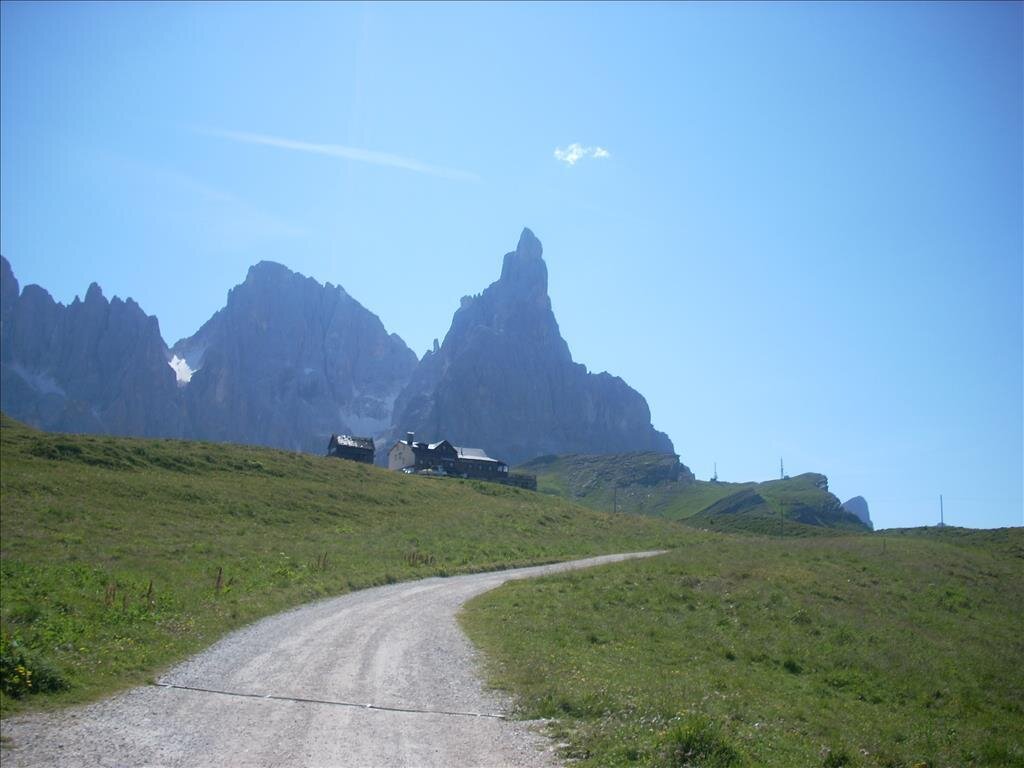 BAITA  SEGANTINI  CON IL CIMON  DELLA PALA