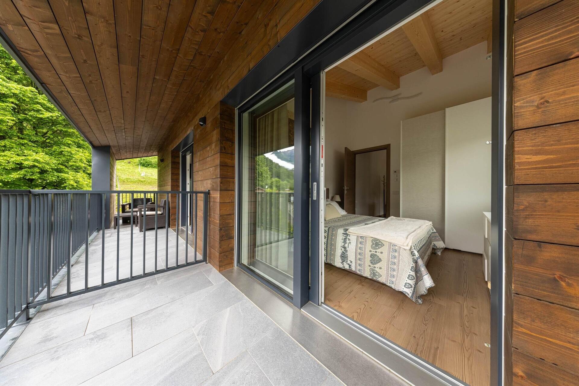 Images Trn 1 6bca9999 F24b 4b23 8dbe 32b9b2053d88 99 Image