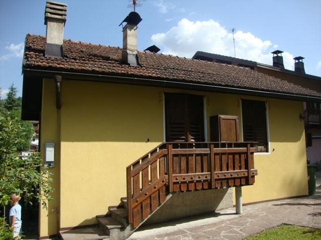 retro casetta gialla