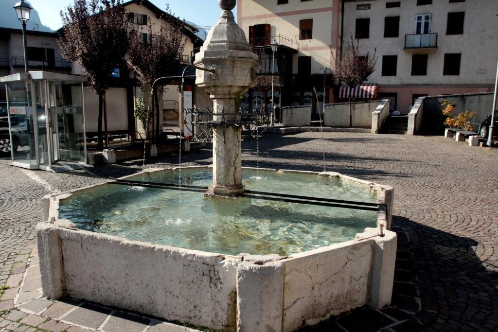 La piazza di Mezzano