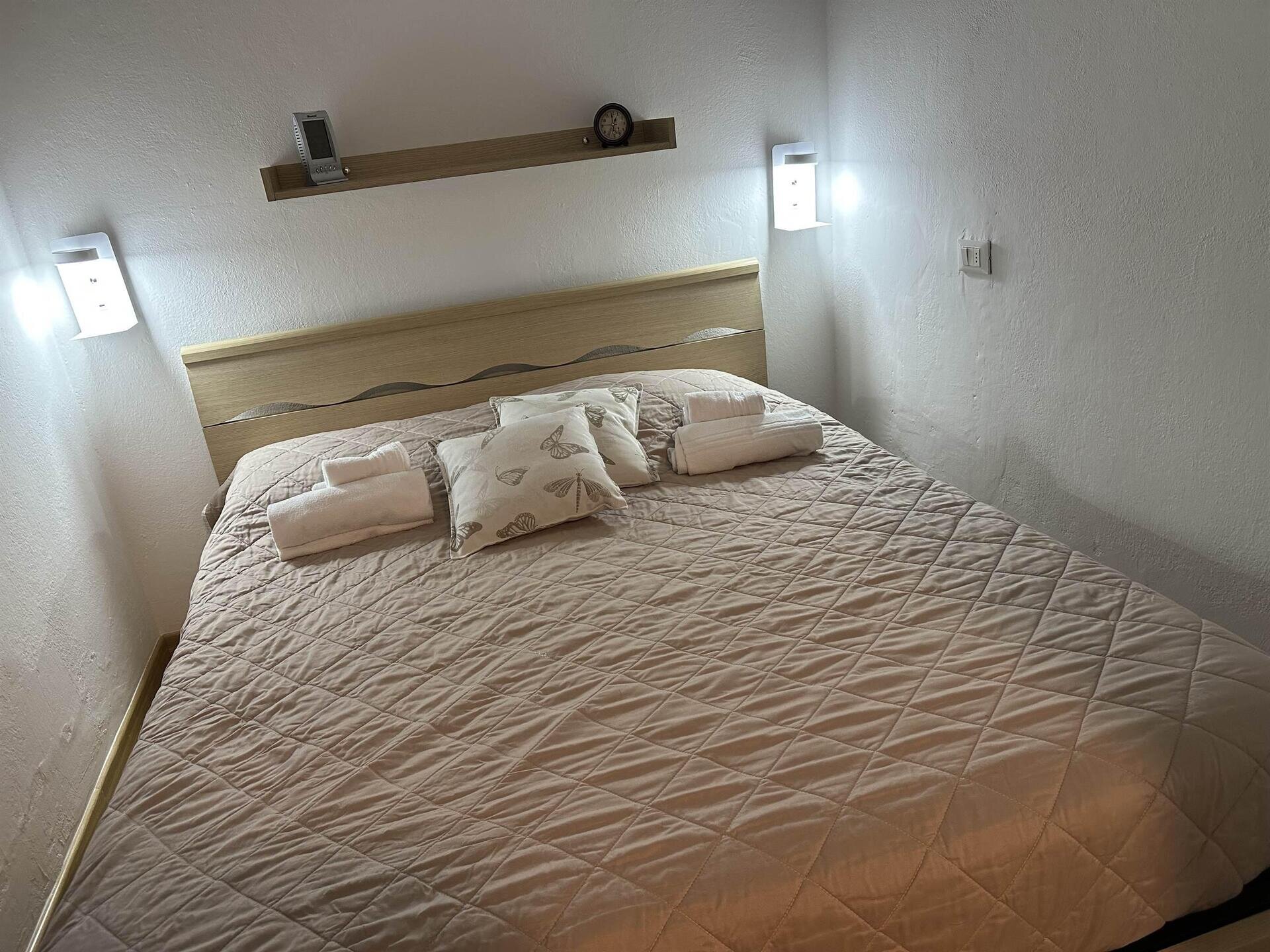 CAMERA MATRIMONIALE CON DIVANO