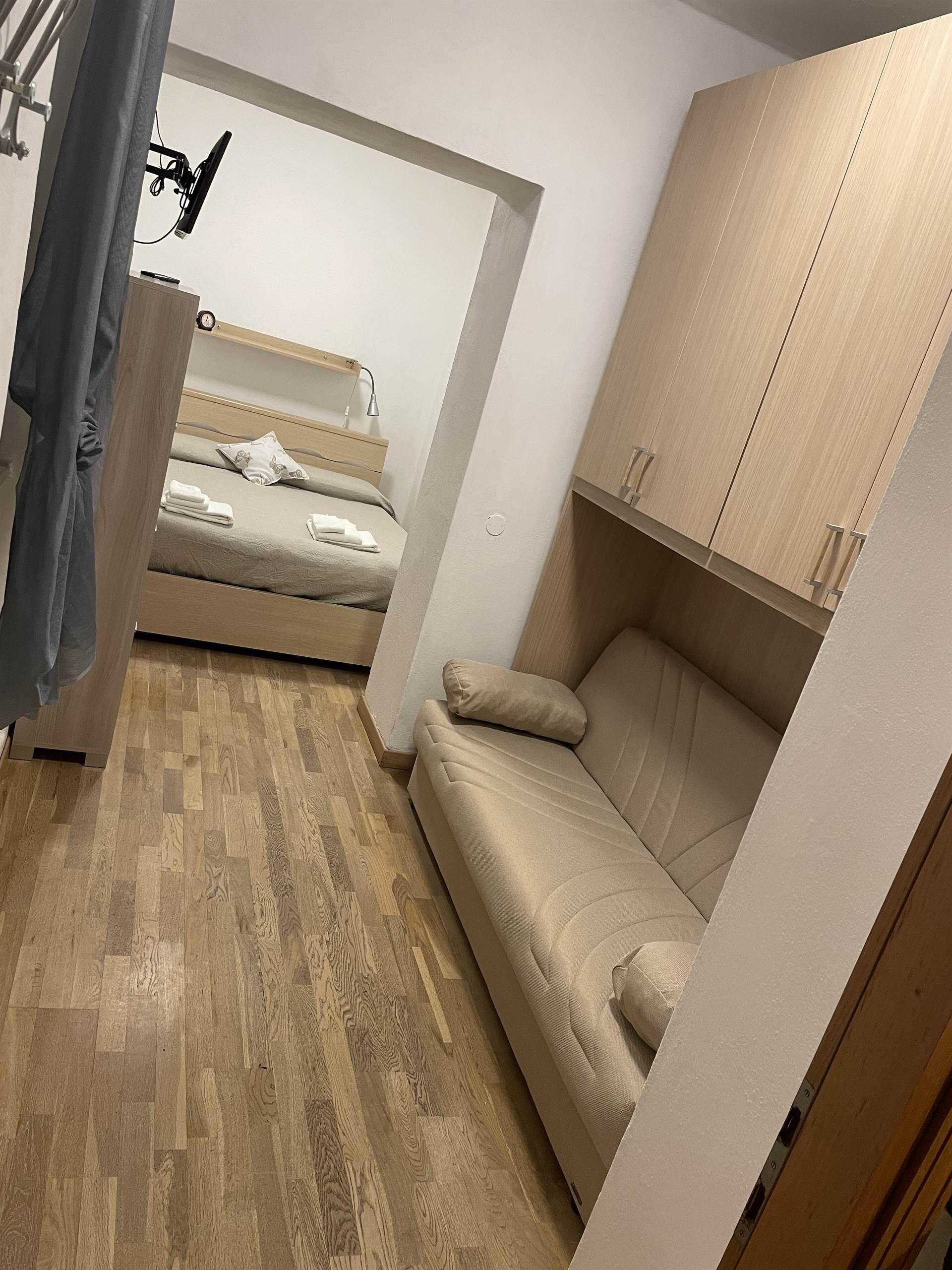 CAMERA MATRIMONIALE CON DIVANO