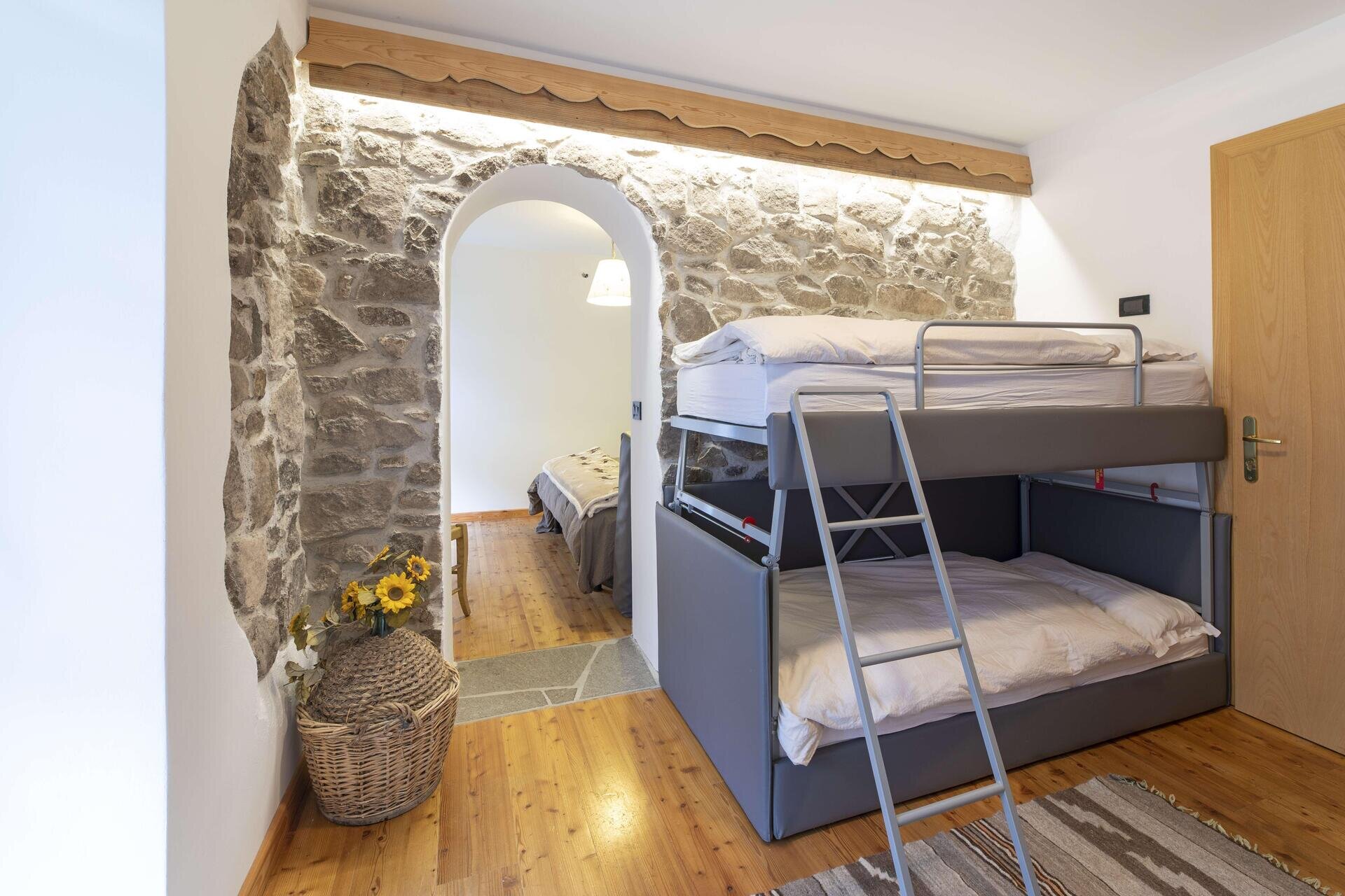 Superior, Family room with balcony