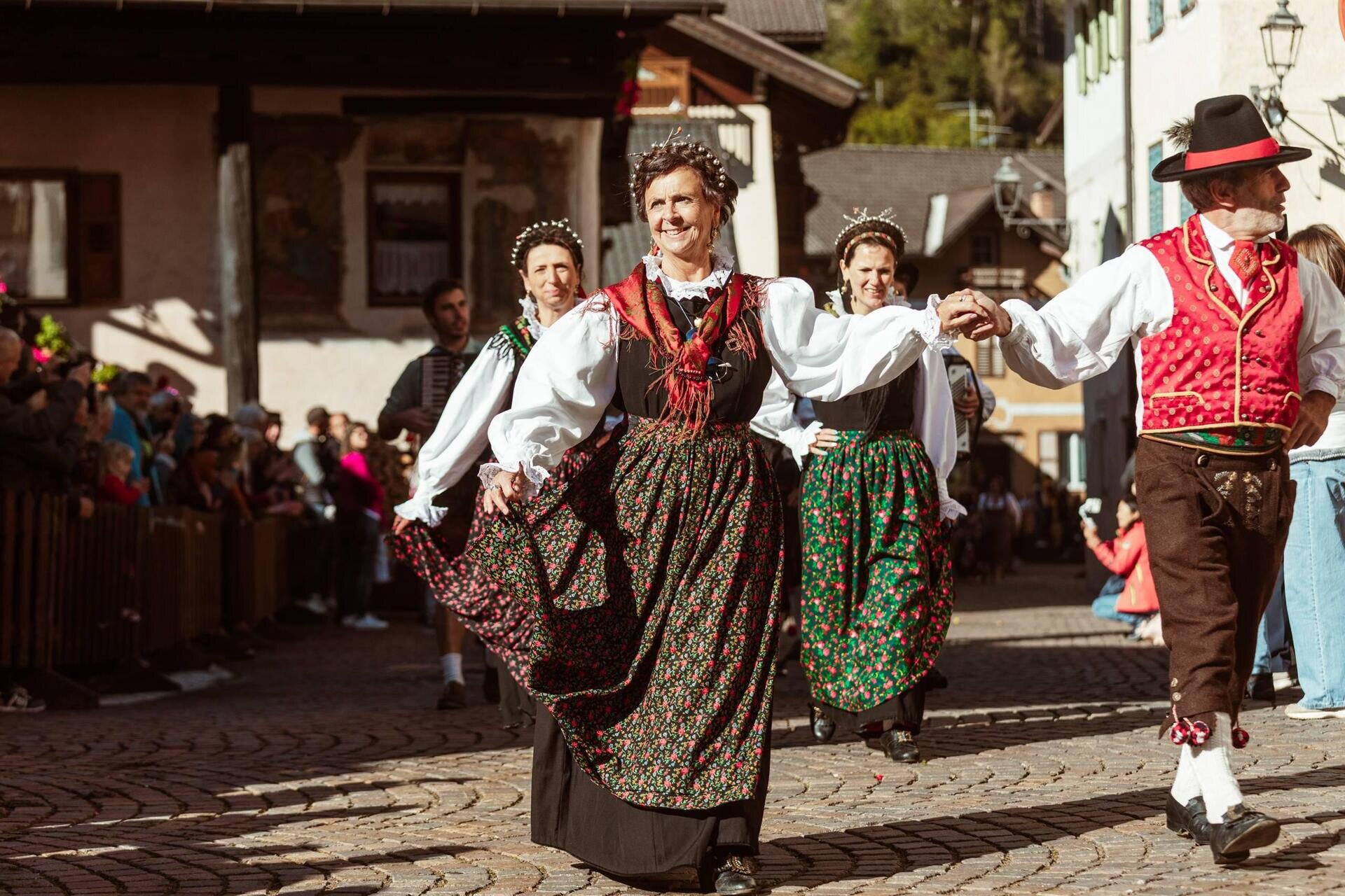 Spettacolo del Gruppo Folk di Mezzano