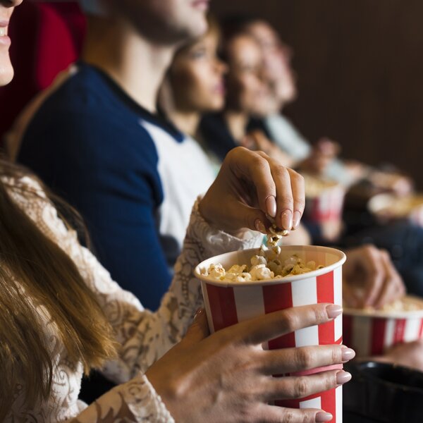 Un gruppo di giovani nella sala cinema del Primiero