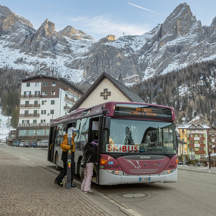Skibus con lo sfondo delle Dolomiti Primiero
