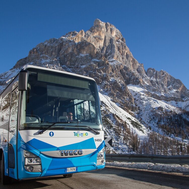 Bus Trentino Trasporti percorre la strada