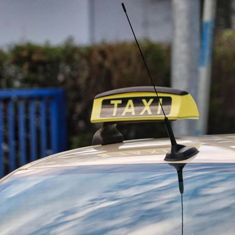 Un taxista alla guida