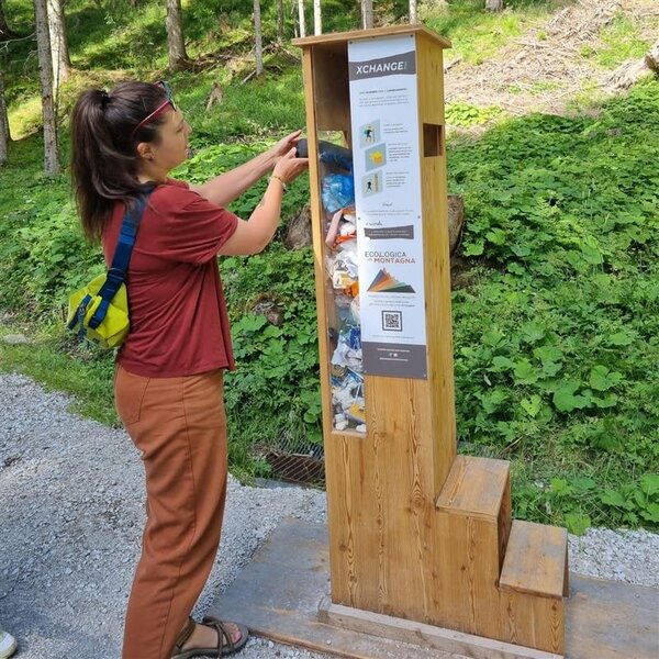 Totem con consigli per una vacanza ecologica