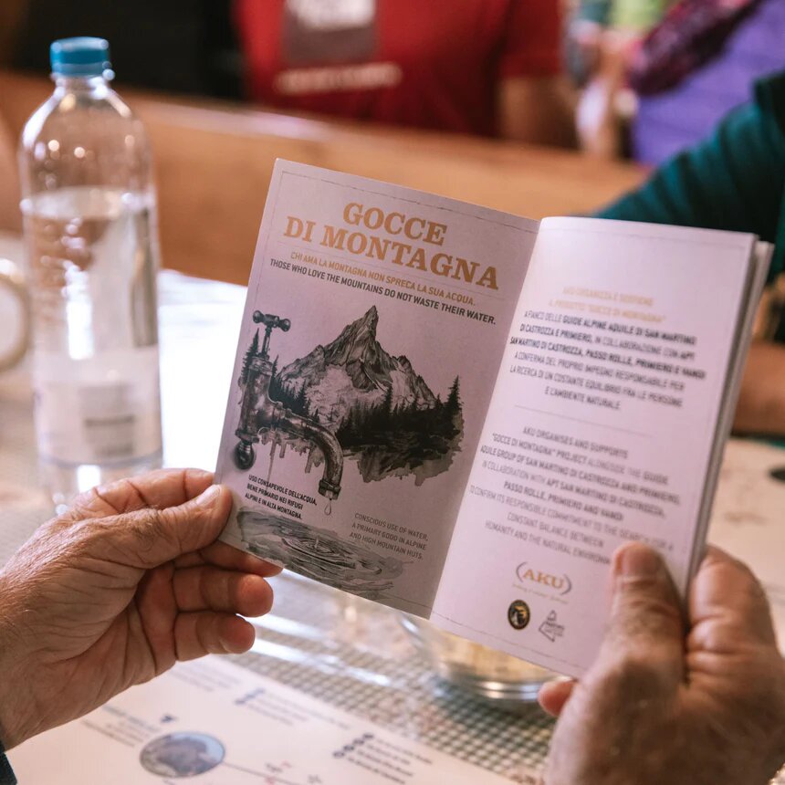 Signora legge la brochure Gocce di montagna
