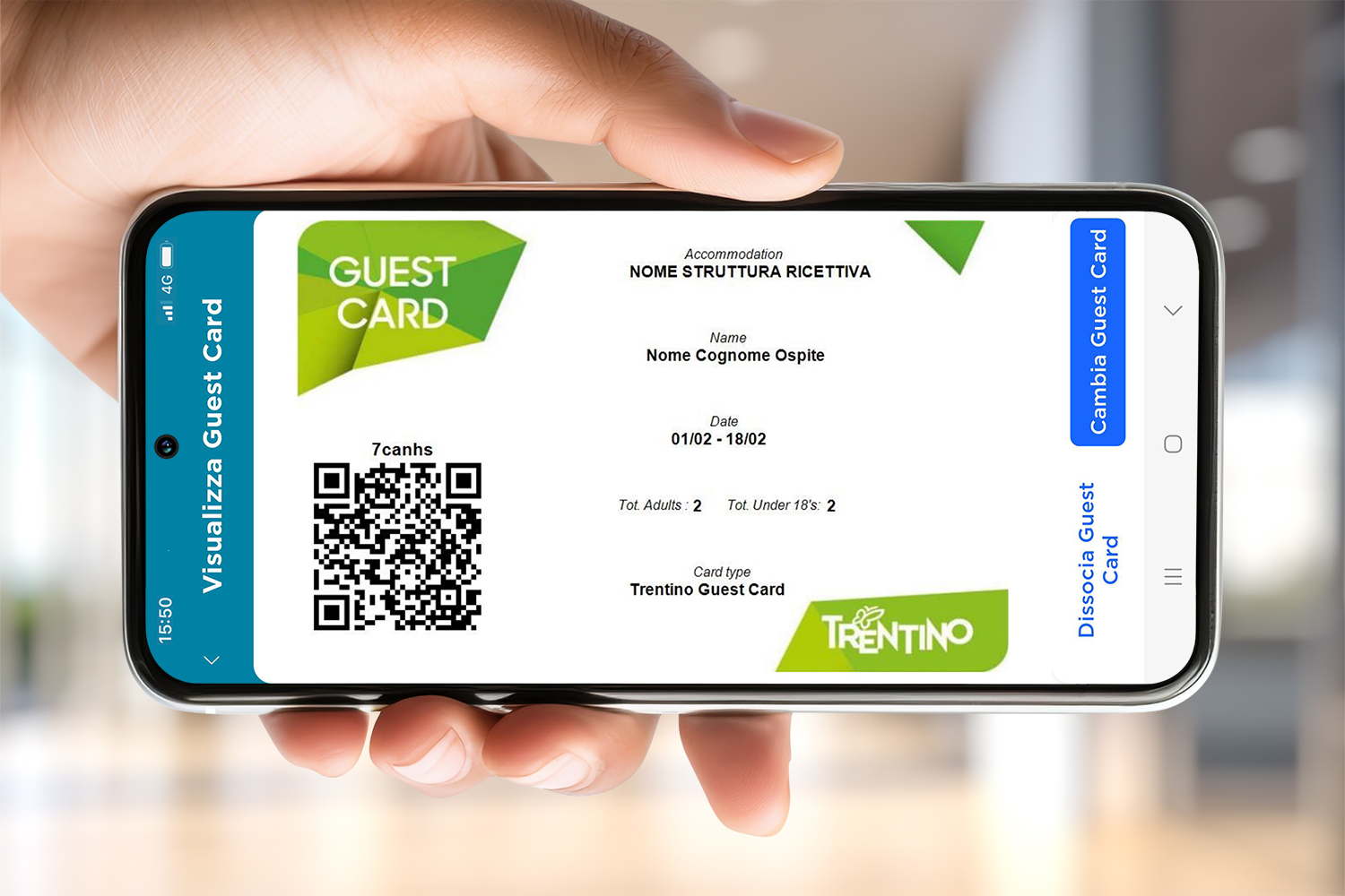 Un cellullare mostra la Trentino Guest card
