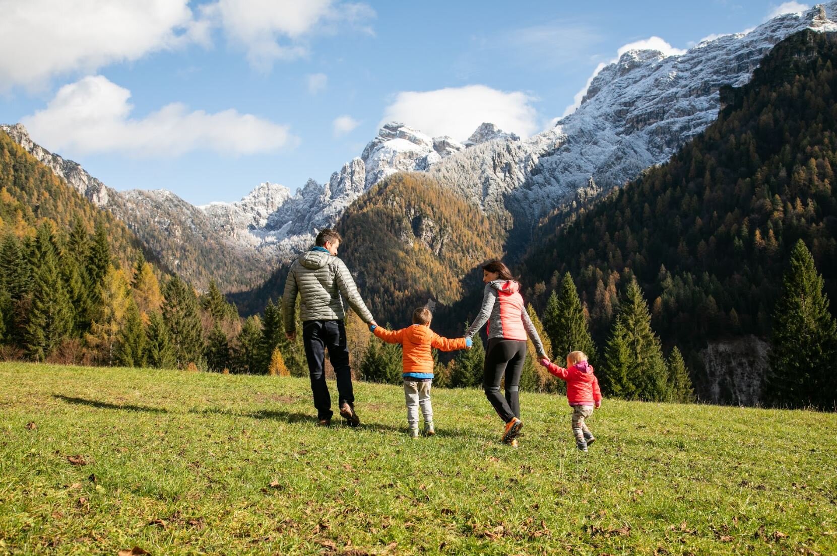Una famiglia passeggia tra i boschi di Mezzano