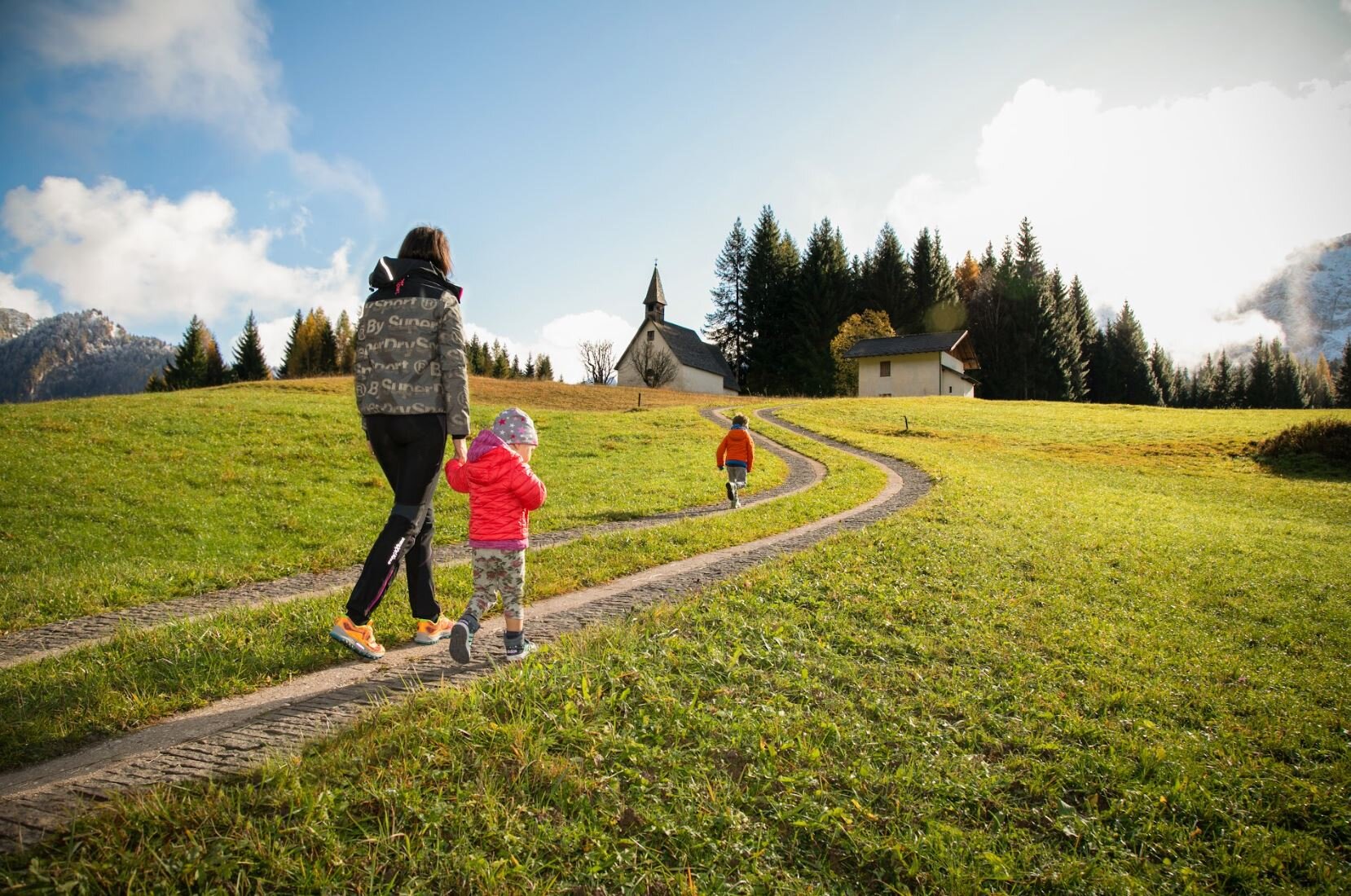 Una mamma e due figli passeggiano nella natura