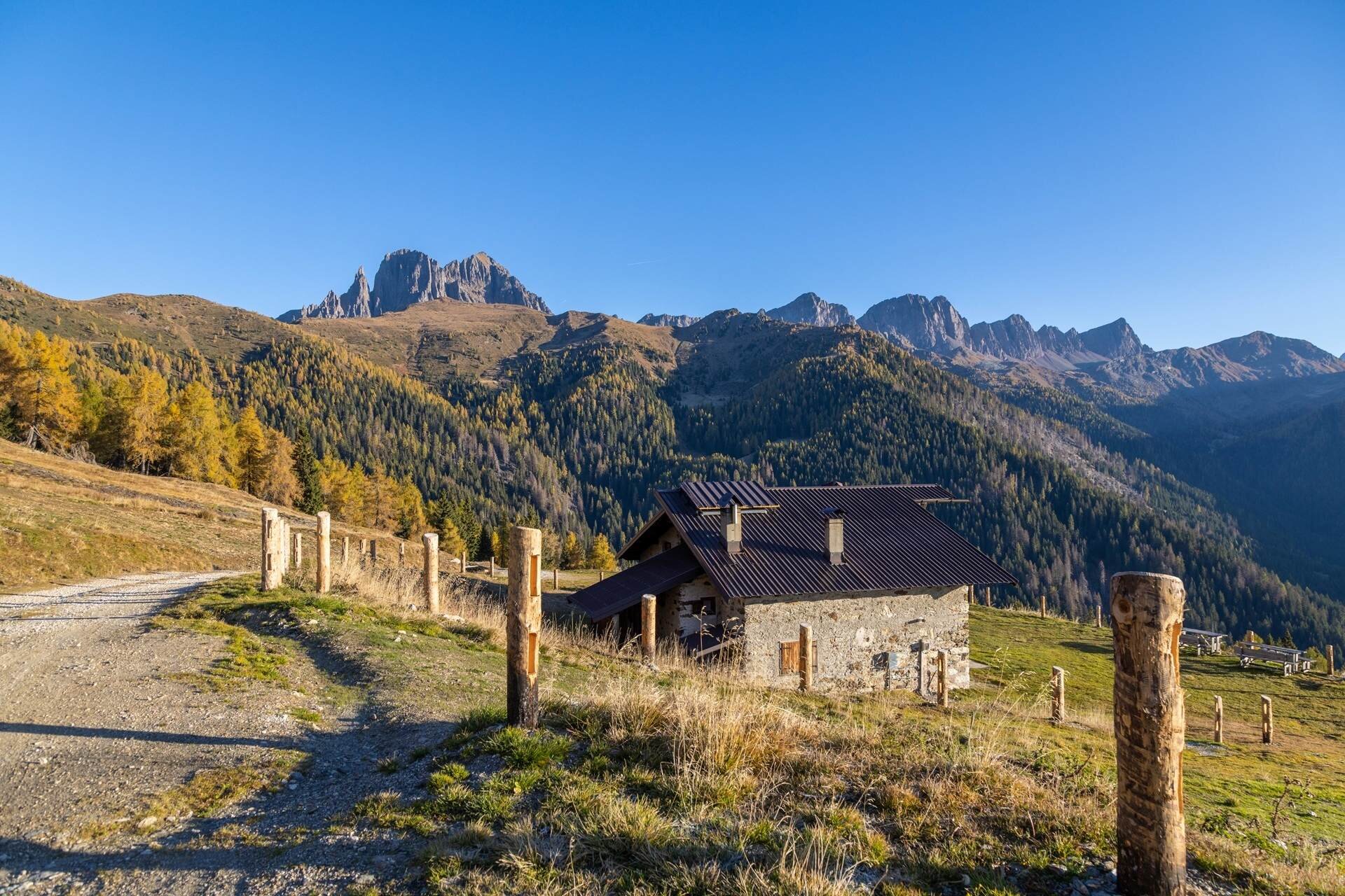 Un maso circondato di un paesaggio alpino autunnale
