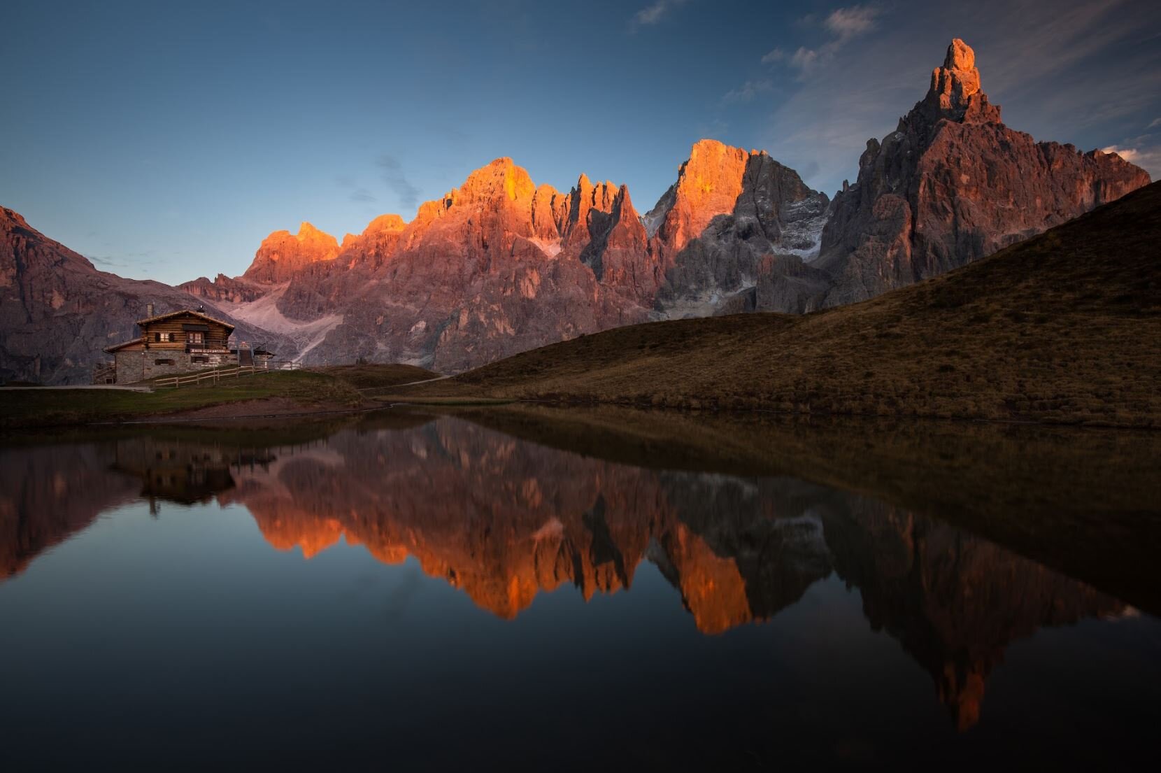 Un lago alpino circondato dalla Dolomtii del Primiero
