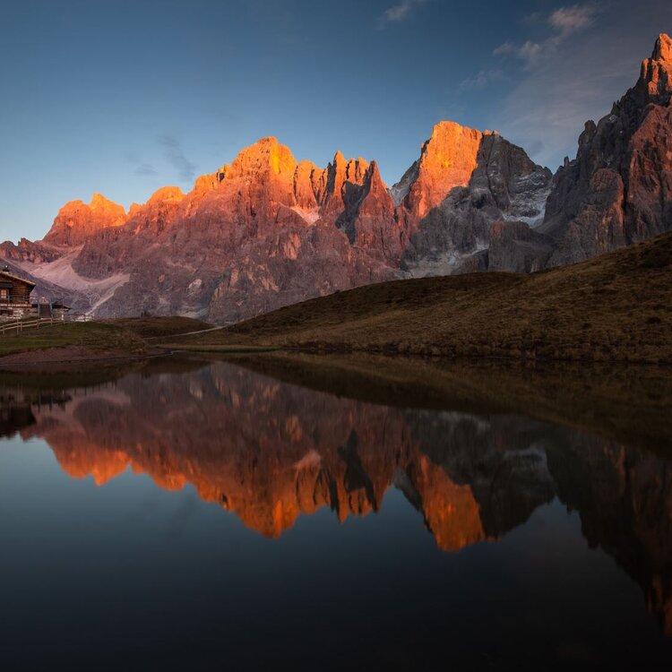 Un lago alpino circondato dalla Dolomtii del Primiero