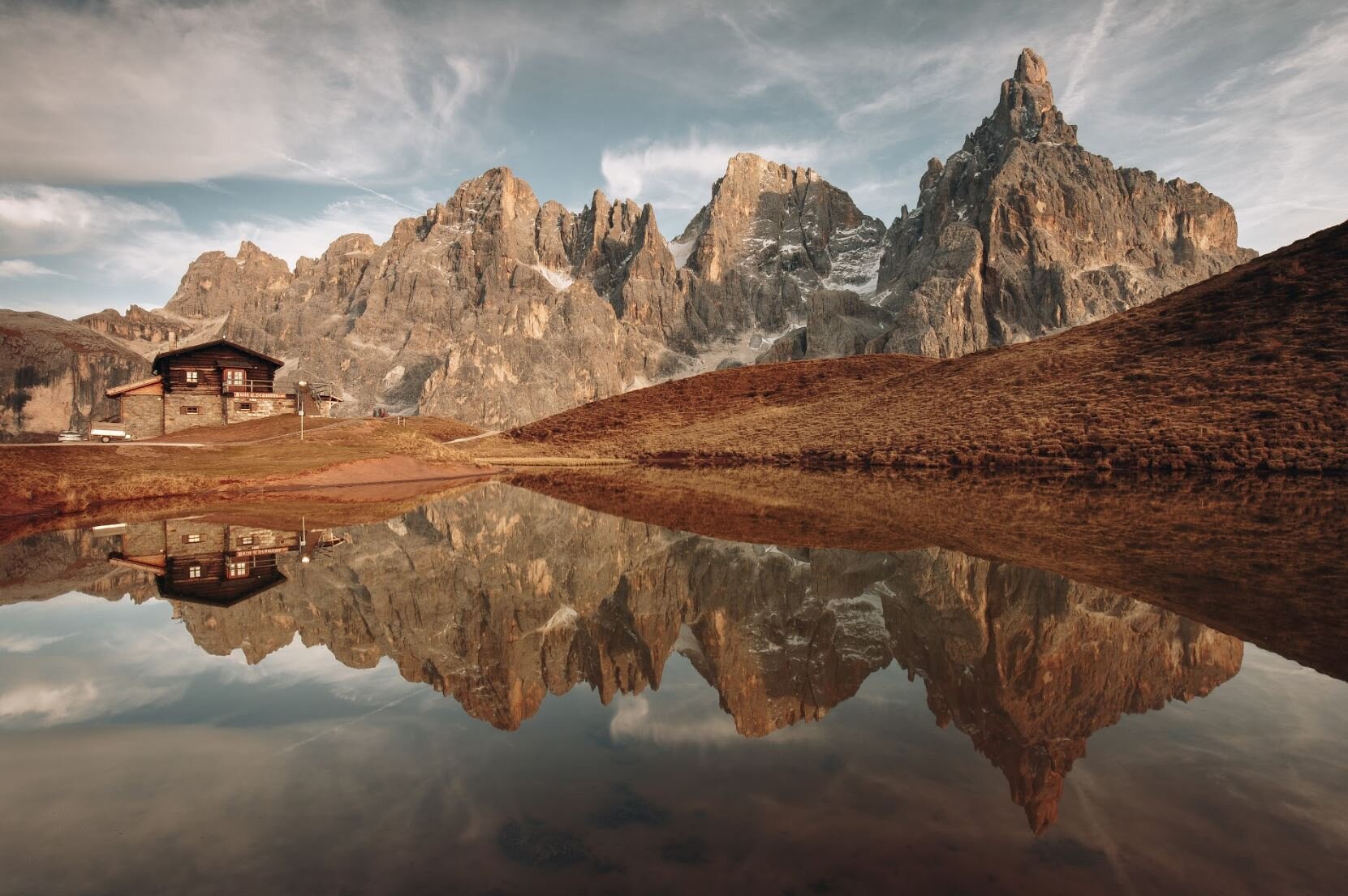 Paesaggio alpino del Primiero in autunno