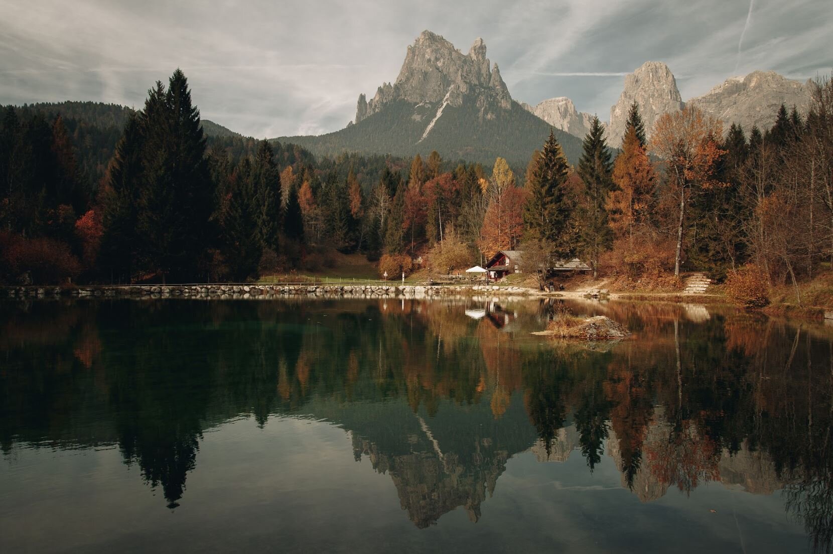 Lago Welsperg tra le Dolomiti in autunno