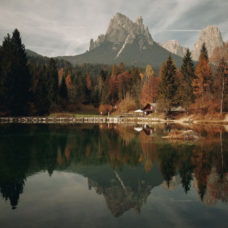 Lago Welsperg tra le Dolomiti in autunno