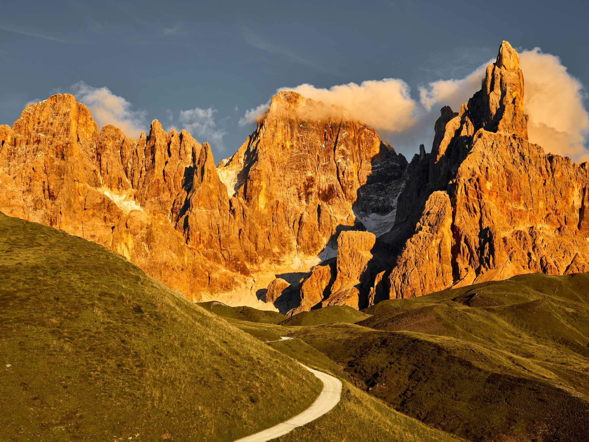 Un sentiero porta alle Pale di San Martino
