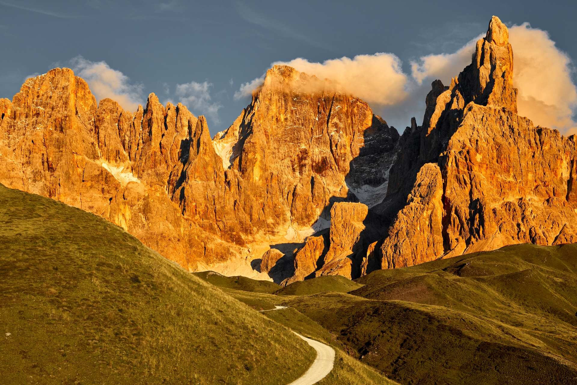 Un sentiero porta alle Pale di San Martino