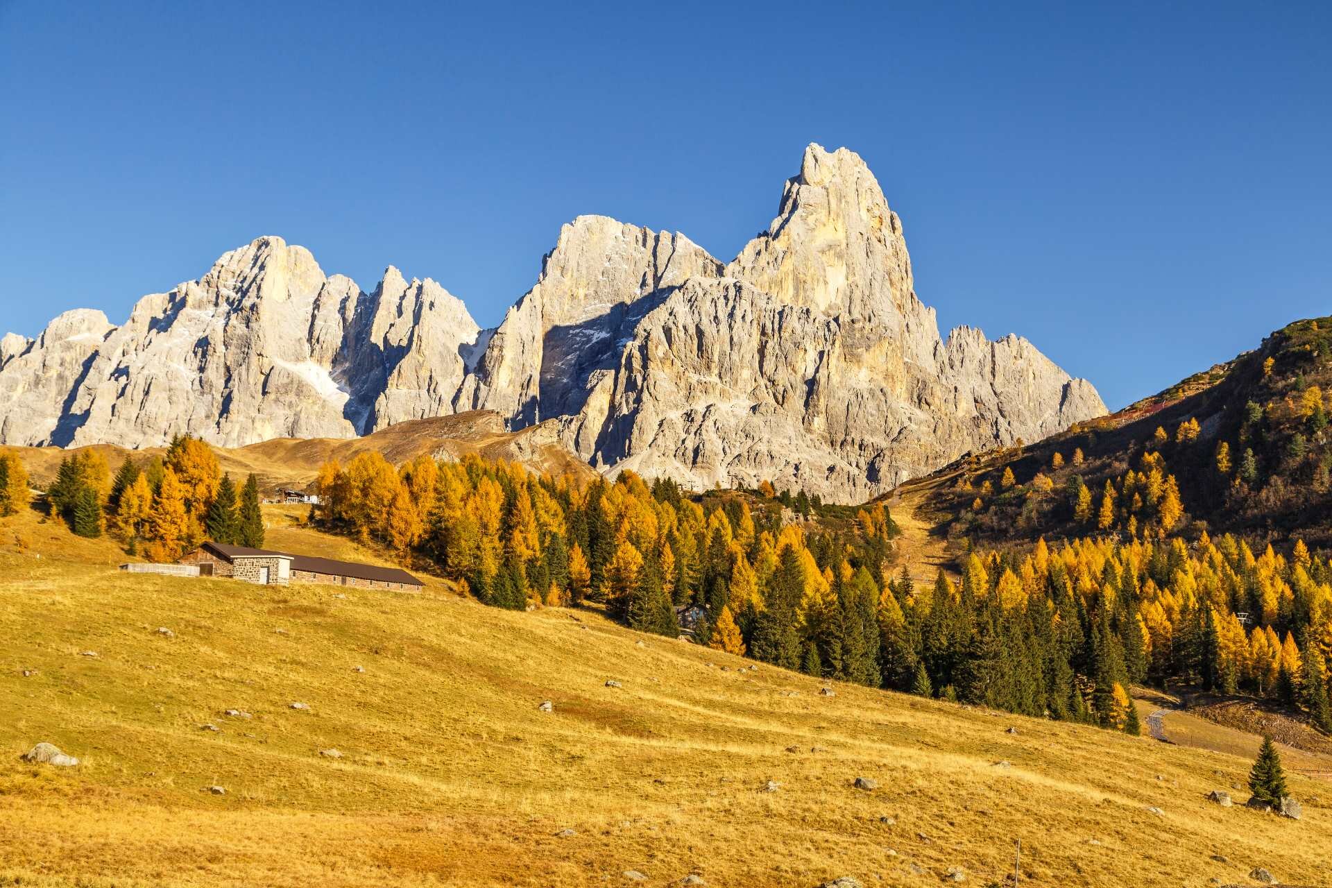 Montagne con neve al Passo Rolle