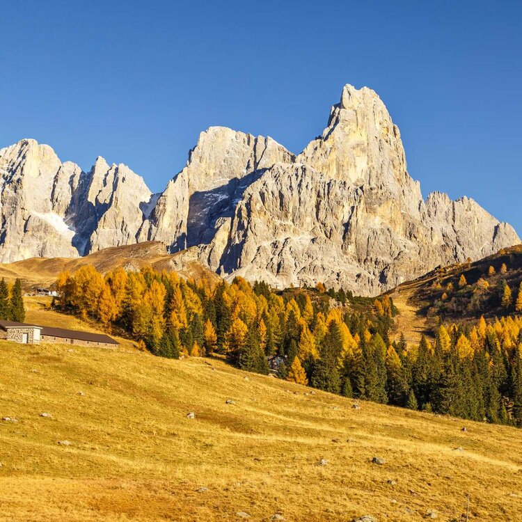 Montagne con neve al Passo Rolle