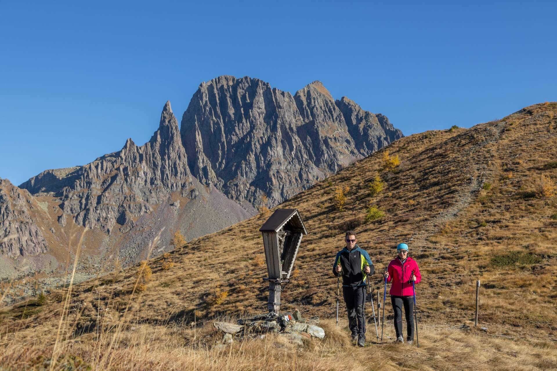 Una coppia fa trekking tra le vette delle Dolomiti Primiero