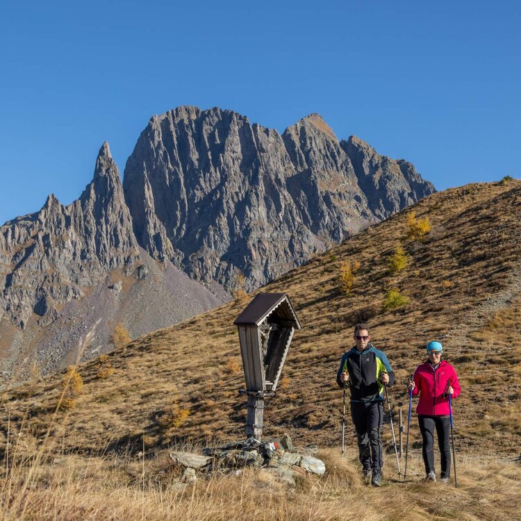 Una coppia fa trekking tra le vette delle Dolomiti Primiero