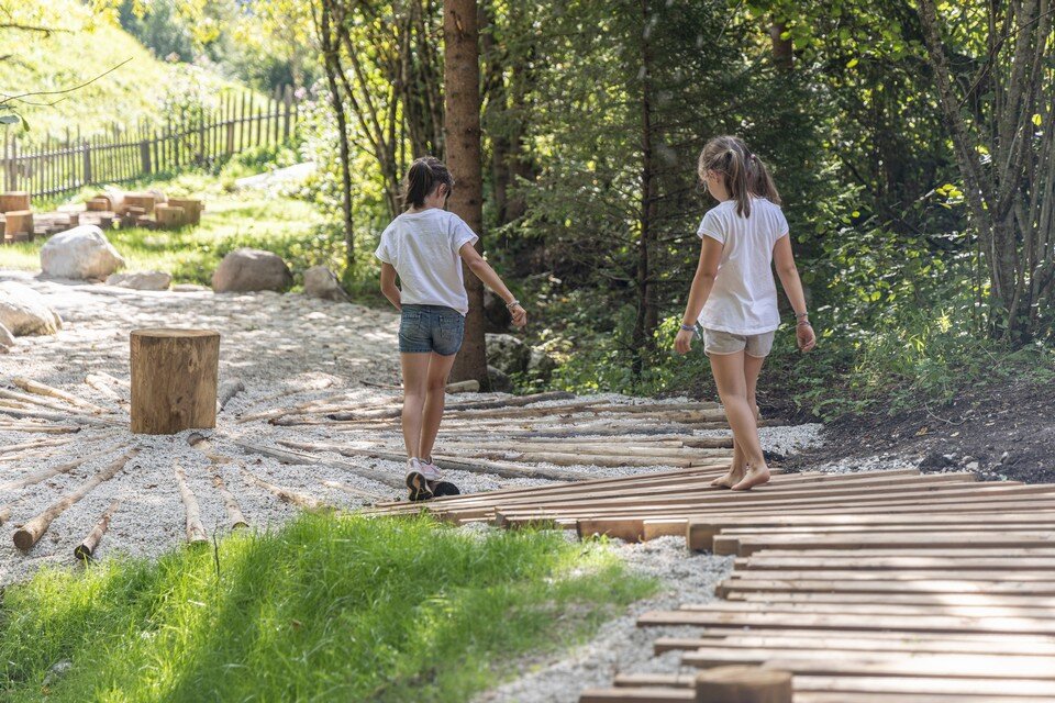 Due bambini nel sentiero di benessere Immergiti del Primiero