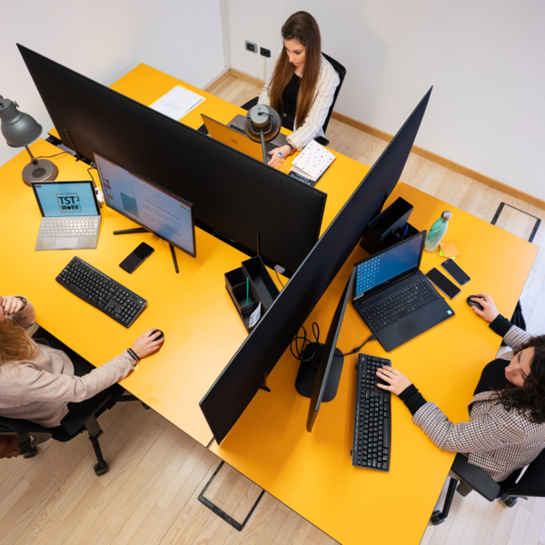 Tavolo di lavoro con  3 donne in smart working in Primiero