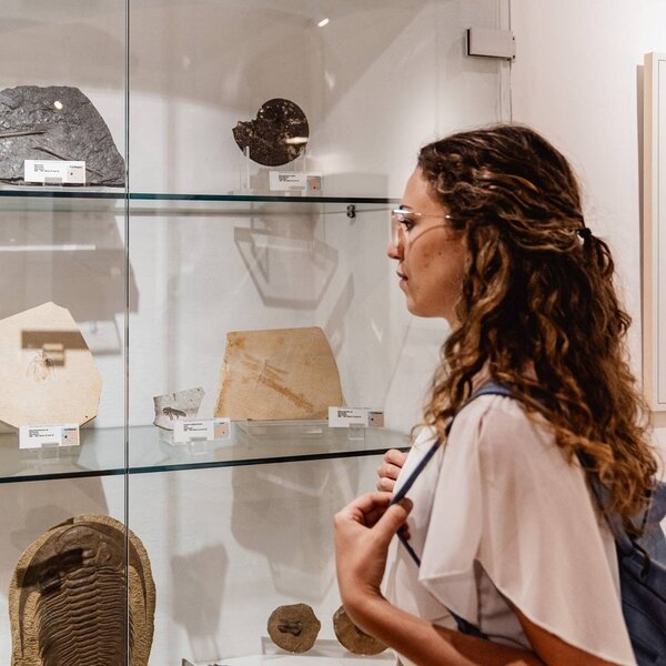 Due donne passeggiano all'interno del Palazzo delle Miniere