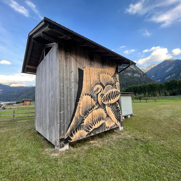 Opera di street barch in Primiero: ricci castagne