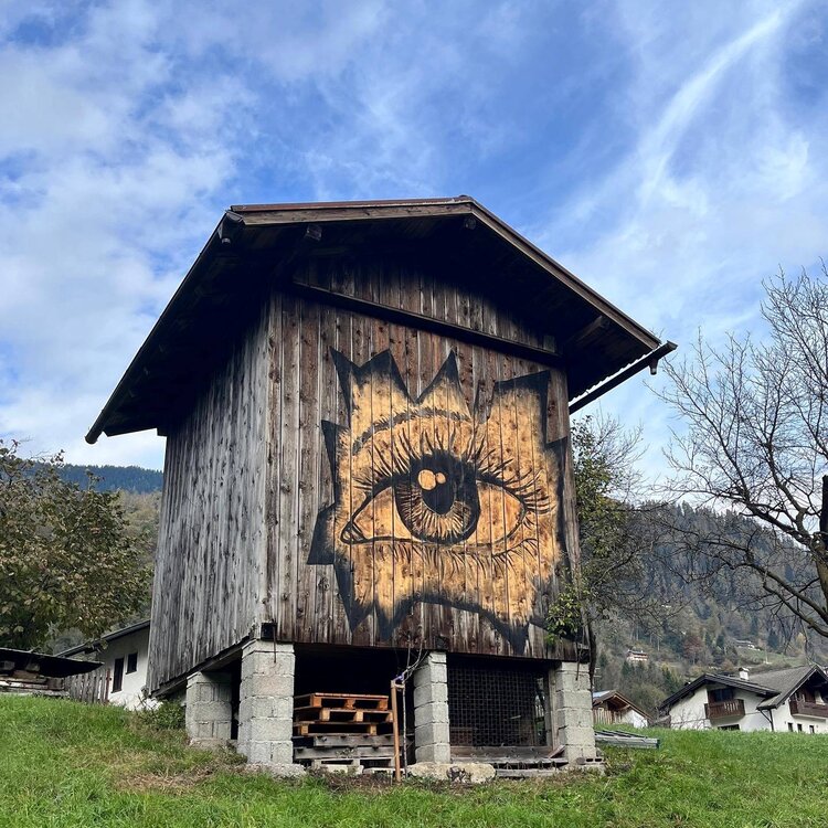 Opera di street barch in Primiero: un occhio