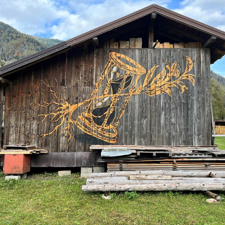 Opera di street barch in Primiero: clessidra