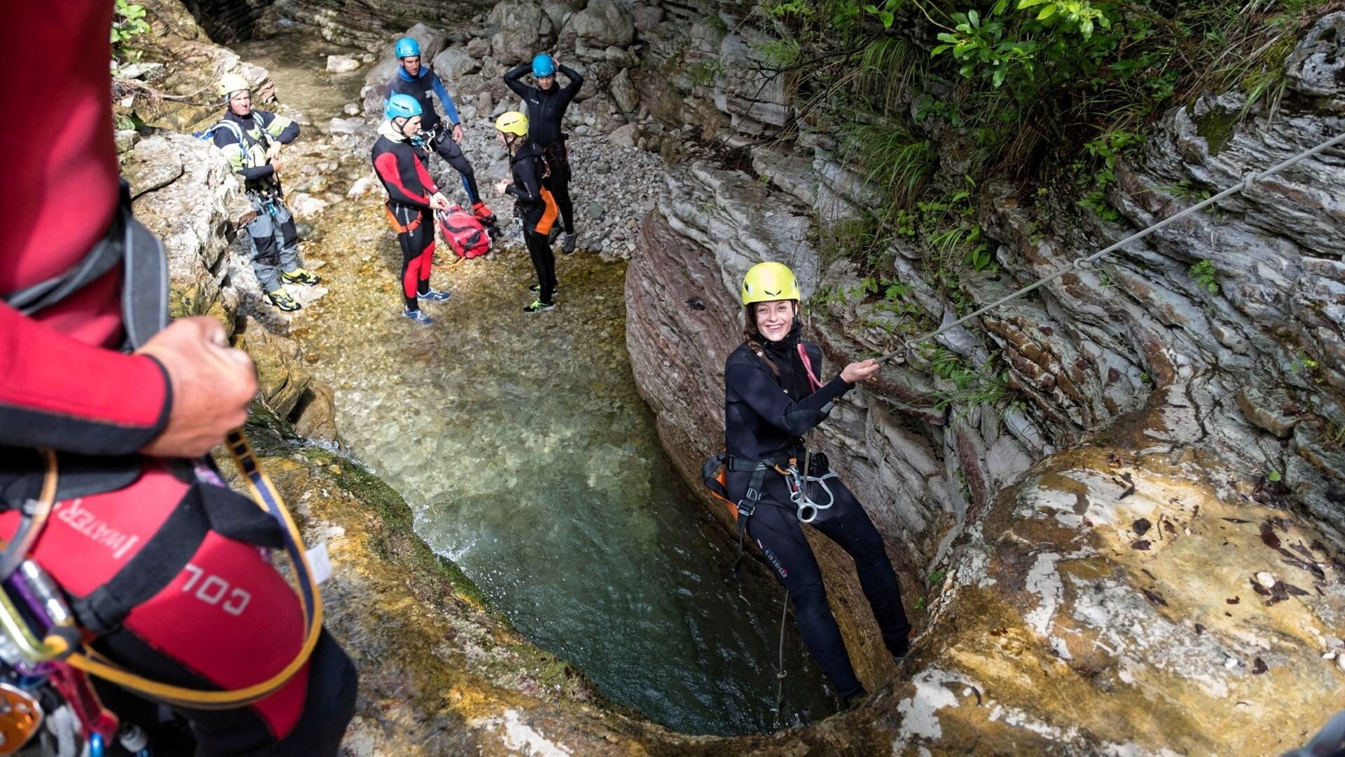 Gruppo di ragazzi facendo canyoning nei torrenti