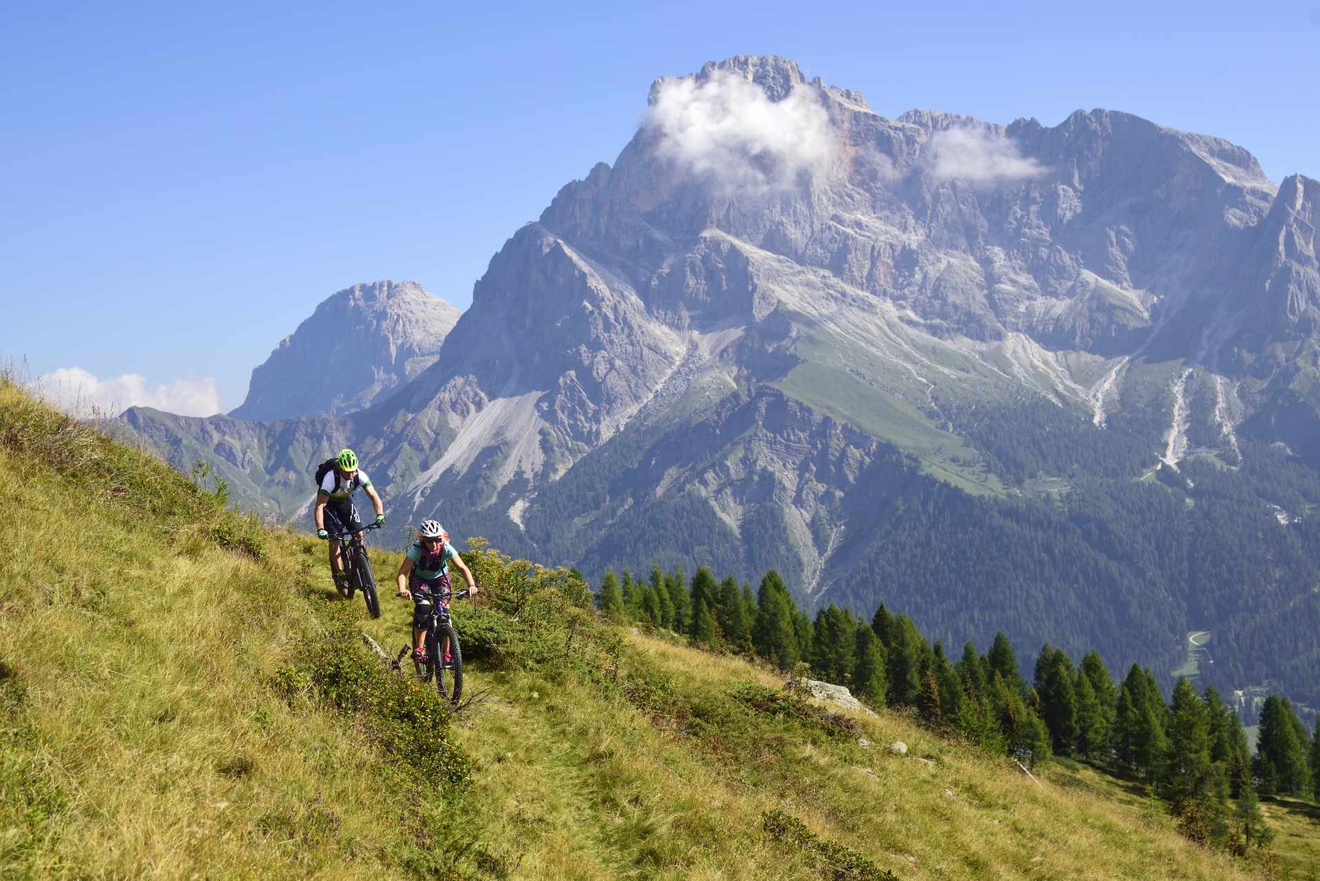 Paesaggi di San Martino di Castrozza e due bikers