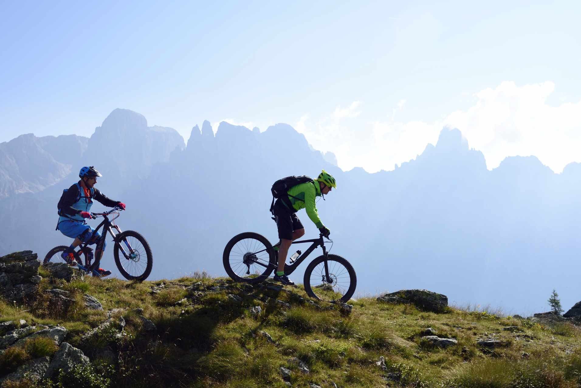 Due ciclisti con lo sfondo delle Dolomiti