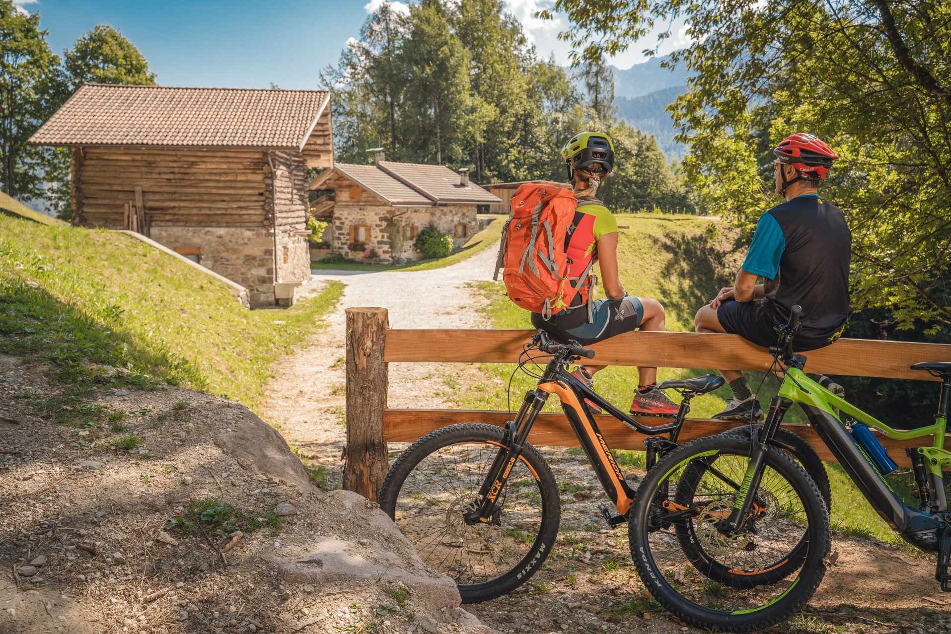 Sosta in rifugio durante il tour mtb in primiero