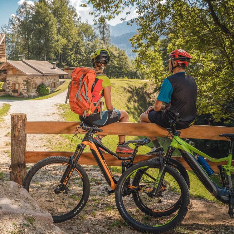 Sosta in rifugio durante il tour mtb in primiero