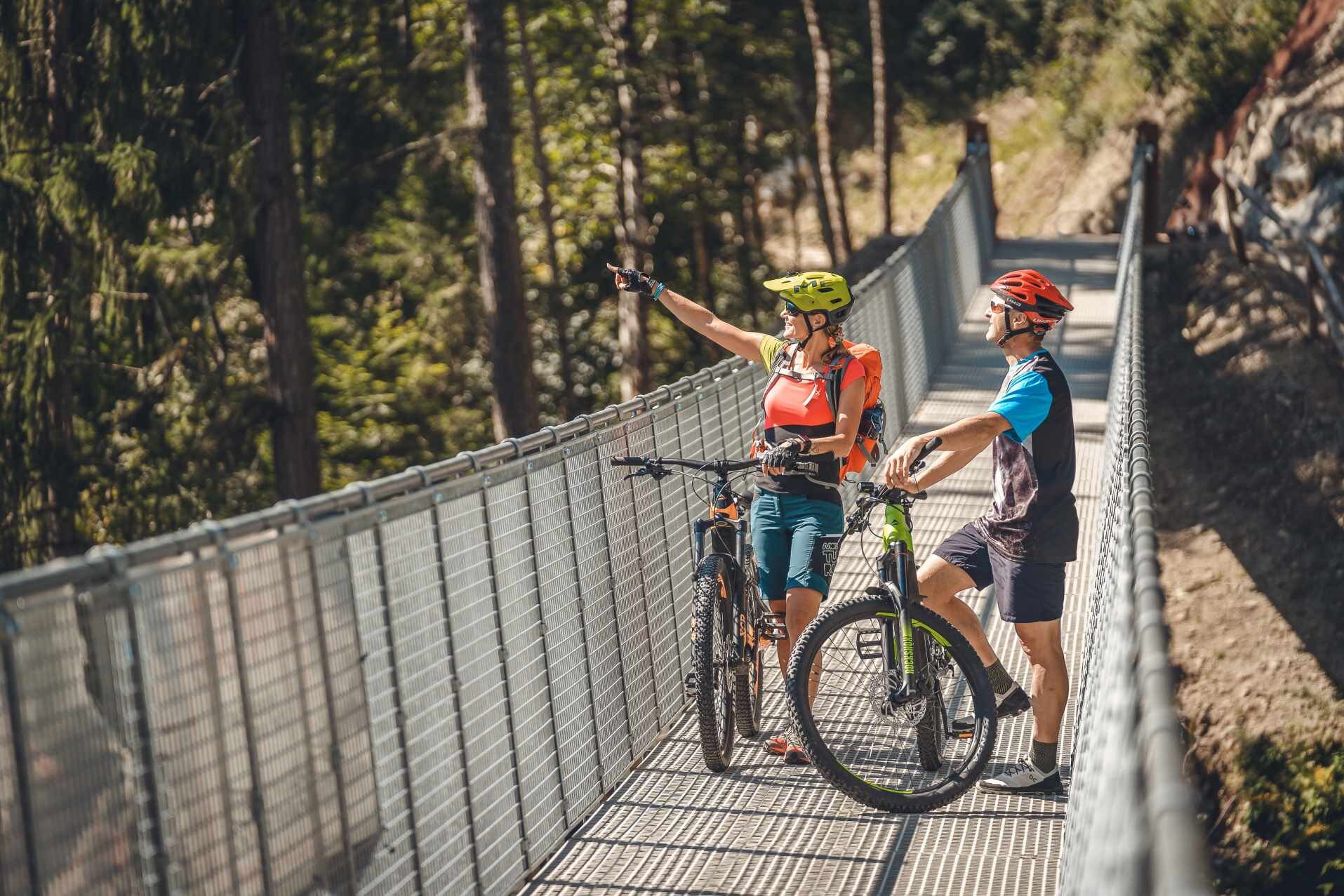 Ponte sospeso con bikers in primiero