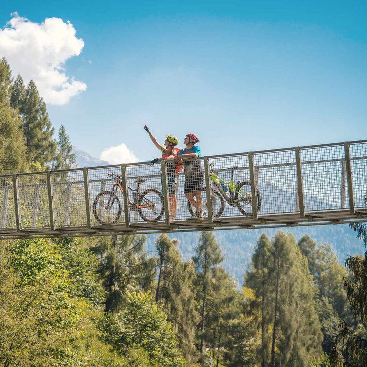 Ponte sospeso con due bikers