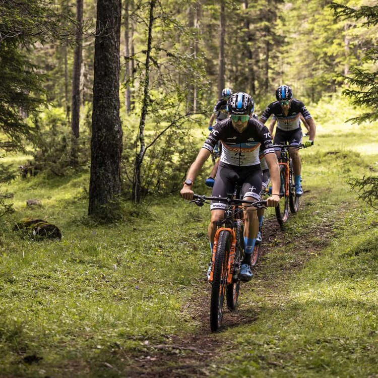 Bikers scendono da un sentiero sulle dolomiti primiero
