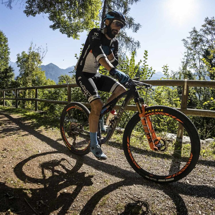 Un biker affronta un sentiero in primiero