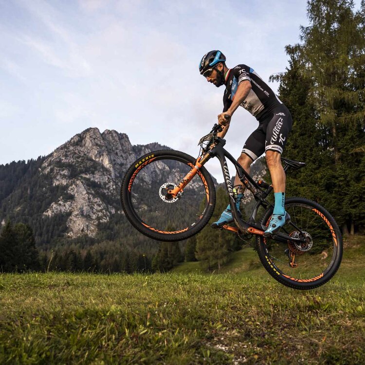 Un biker salta su un itineraio bike a San Martino