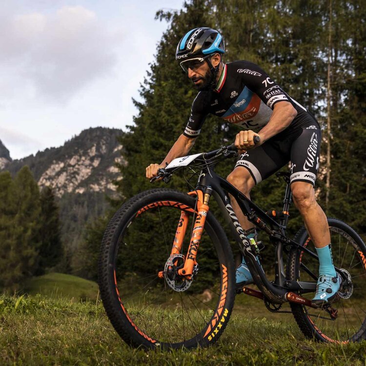 Professionalità di un biker su un sentiero