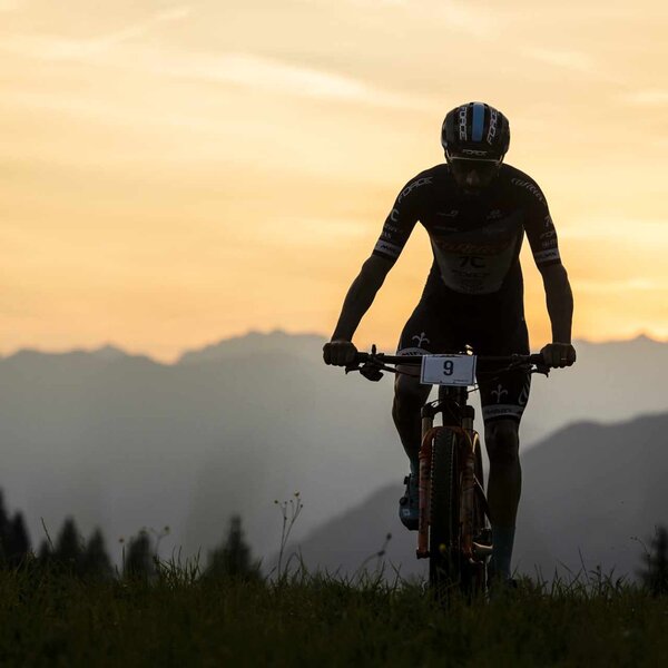 CIclista al tramonto delle dolomiti del Primiero